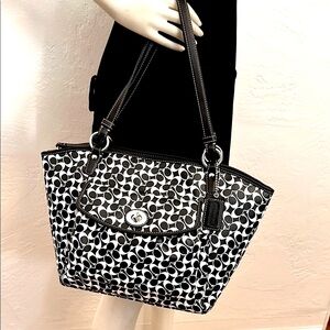 Coach Chelsea Leah Black and White signature carry all Shoulder Bag